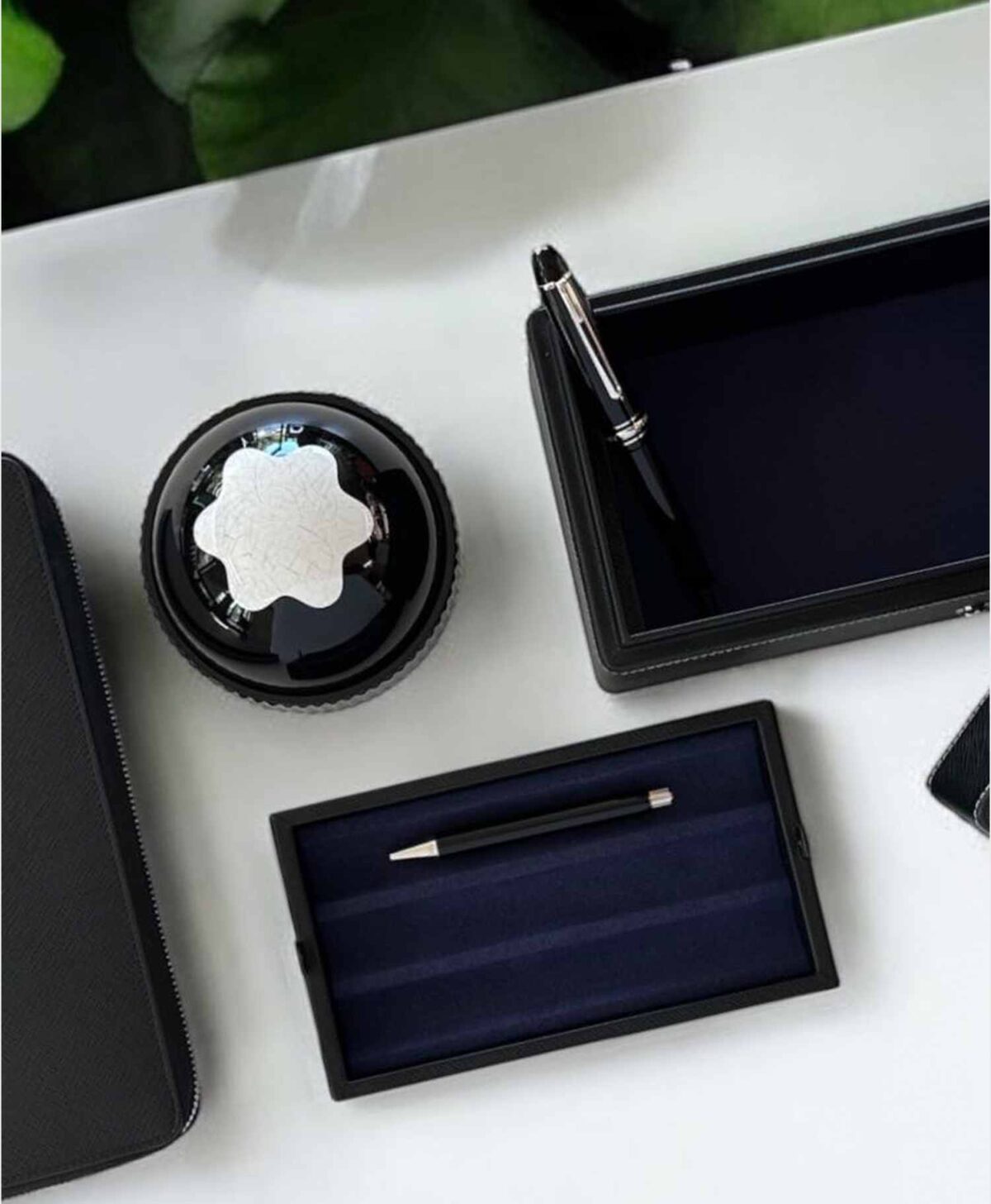 Chặn giấy để bàn Paperweight with Montblanc Emblem MB133177