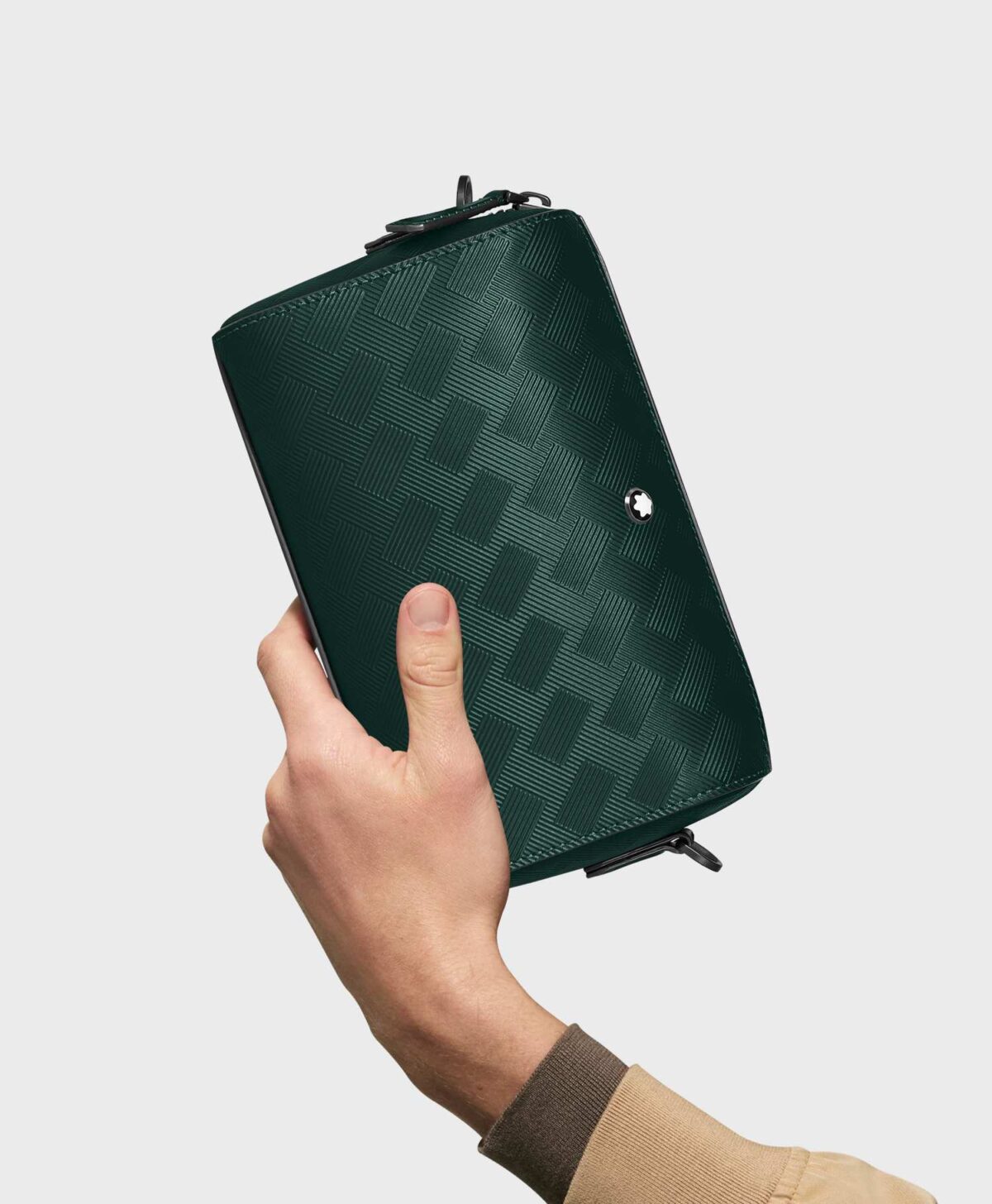 Trên tay mẫu túi đeo Montblanc 199178 màu xanh thời trang
